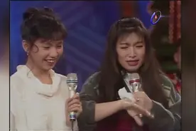 张菲节目上，赵咏华唱《求婚》抓泥鳅，被吓哭，花容失色