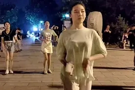河北廊坊大城滨河巴鼎广场靓丽女孩《人生何处不相逢》