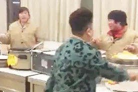 女子大闹高速服务区还脱光衣服追赶工作人员 对话笑喷众人视频封面