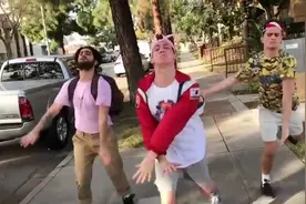 街头搞笑舞蹈，三帅小伙，便秘的表情，狂乱的舞步！我被电倒了！