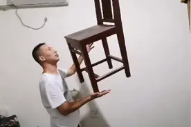 达人秀杨幂坐在凳子上玩平衡，我们把凳子放在手上玩平衡视频封面