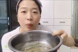 宝妈太小气，宝宝缺钙买了5只活虾做虾泥，放了点钙铁锌差点翻车视频封面