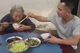 为什么奶奶八十岁了还要自己养活自己，吃的全是素菜，孙子很心酸