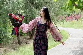 手握鲜花的拍照姿势