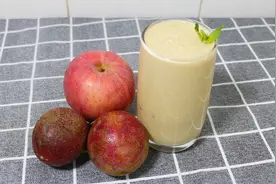 夏天百香果怎么吃？搭配苹果牛奶做成奶昔，酸酸甜甜好喝到舔杯视频封面