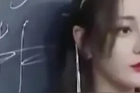 穿裙子下蹲怎么办张雨绮，杨颖粗心大意，而热巴防走光举动太机智视频封面