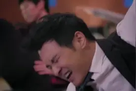 一个大老爷们，陪同美女去做瑜伽，没事找事疼的自己直叫唤！视频封面