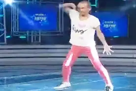 大叔穿女士紧身衣跳霹雳舞，火遍大江南北，坐出租车都不用付钱视频封面