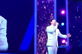 小歌费玉清2019告别演唱会，激情演绎，泪洒现场，好感动啊！视频封面