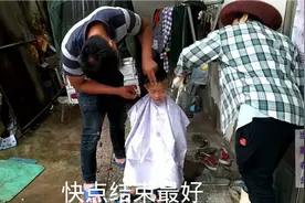 农村二叔给小侄子剃头发，剃完侄子被发型丑哭了视频封面