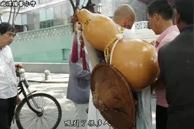 北京后海公园、出现一位少林寺大师、手拿龙棍、背着一个大葫芦视频封面