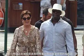 63岁卡戴珊妈妈哪像奶奶！穿蛇纹裙和38岁黑人小男友亮相太甜了吧视频封面