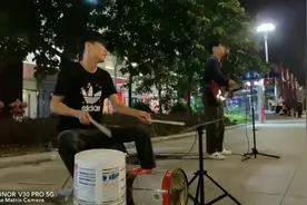 张震岳再见 苏元地铁站乐队 架子鼓 爵士鼓 木吉他 路边翻唱