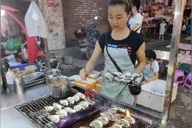 摆摊小姐姐烤生蚝方法很特别，一晚上能赚900元？
