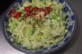 家常小菜，凉拌酸辣白菜的做法，白菜切丝，油泡红辣椒，酸甜可口