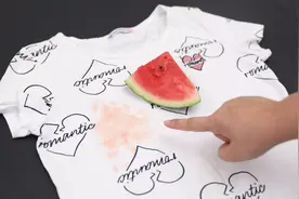 衣服上喷一喷，不管多久的西瓜汁痕迹都能轻松洗净，提示家人学学视频封面