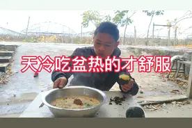 一盆烧鸡下的面，加上两个烤土豆，吃完浑身都暖和了，太爽了。