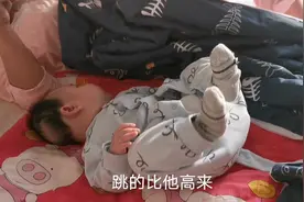 四个月宝宝学会了模仿，跟着妈妈一起翘二郎腿，太搞笑了