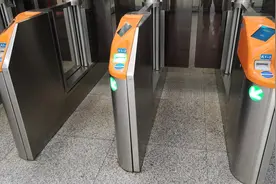 不取火车票，直接刷身份证乘火车，给大家演示一下视频封面