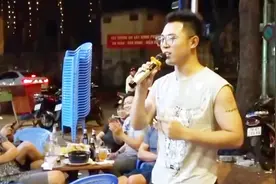 中国小伙在西贡宵夜K歌，与越南人对唱邓丽君歌曲视频封面