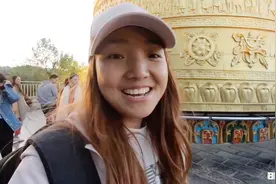 女汉子独闯西藏，在香格里拉转60吨重的转经筒，转了3圈不花力气