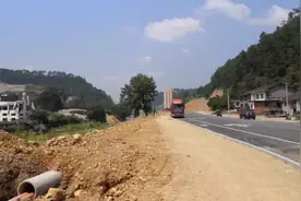 县城大规模拆迁，上世纪六、七十年代的房屋被拆除，县城将换新颜视频封面