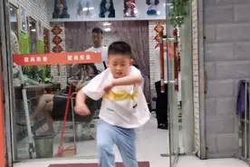 小屁孩花14元理次发，理后又成了大胖脸，出门竟然敢出拳打老爸！视频封面