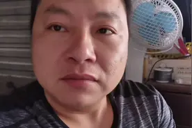 在跑步机上面跑步，绑上一个安全带会更安全，方法简单