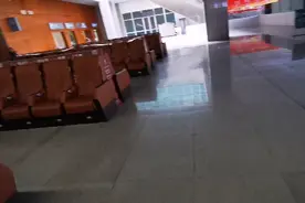 为什么动车会突然临时停车呢？动车站票应该打个折？你们觉得呢？视频封面