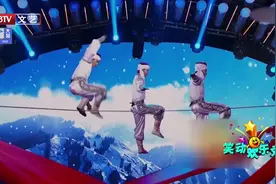 演员们在绳子上面翻上翻下表演杂技，引起了全场观众的惊呼视频封面