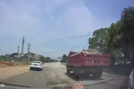 小伙开车武汉回老家，路遇猛兽渣土车，差点发生刮擦……视频封面