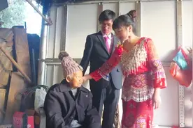 云南农村一姑娘出嫁，爷爷奶奶从小带大，出门时老人好不舍，哭了视频封面