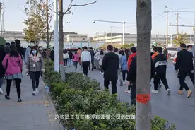 富士康离职大队，小时工半夜收拾东西走人，说没有加班留下没意义视频封面
