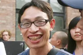 当年的汶川地震中，“抛弃”学生自己逃跑的老师，如今怎么样了？视频封面