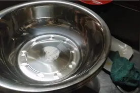 如何快速洗去不锈钢盆子的商标印视频封面