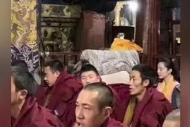 范冰冰逃税风波后现身，寺庙中行礼跪拜，网友：忏悔是幸福的开始视频封面