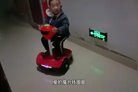 河南南阳一所幼儿园给孩子交2020年3700多的学费送一台电动车视频封面