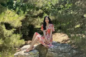 石头上摆姿势要这样拍照，告别只会做剪刀手的动作