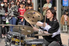 台湾美女罗小白架子鼓演奏《我们不一样》！好有个性的一位姑娘！视频封面