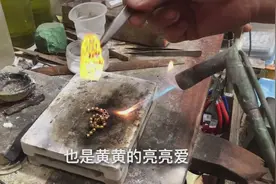 黄金手链没戴几天变成“黄铜色”，是买到假货了？小汉告诉你答案视频封面