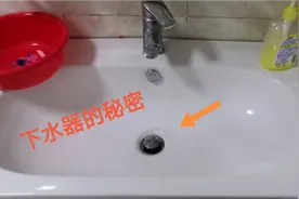 其实弹跳下水器这里它是可以拆下来的，原来我们一直都清理错了视频封面