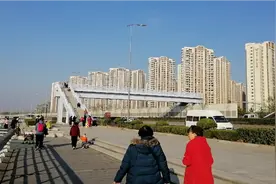 青岛后海赶海再也不用钻桥底了，环湾路过街天桥通行了视频封面