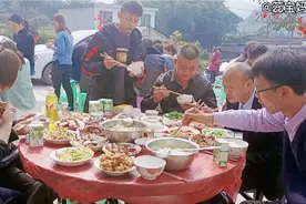 农村头过年 亲戚朋友欢聚一堂 摆了四大桌荤菜招待 吃得好热闹视频封面