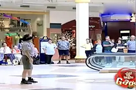 恶搞路人：路人被蒙上双眼，这波操作厉害了，把围观群众笑到不行视频封面