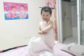 2岁的宝宝真难带，喝奶粉还命令爸爸，有这样欺负爸爸的吗？视频封面