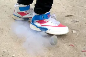 石头踩爆竹的另类玩法，有玩过的朋友吗视频封面