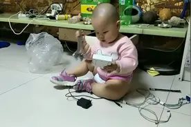 真不知道孩子心里想的是什么？不玩买的玩具，玩家电！