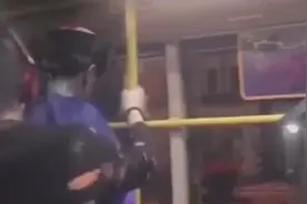 小伙问你们是拍戏的吧，还要合影