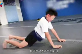 刘涛10岁儿子近照曝光，长相随妈酷爱搏击，常做高难训练视频封面
