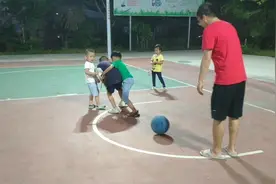 这两天带宝宝来篮球场学打篮球小家伙跟在一群大孩子后边兴奋坏了视频封面